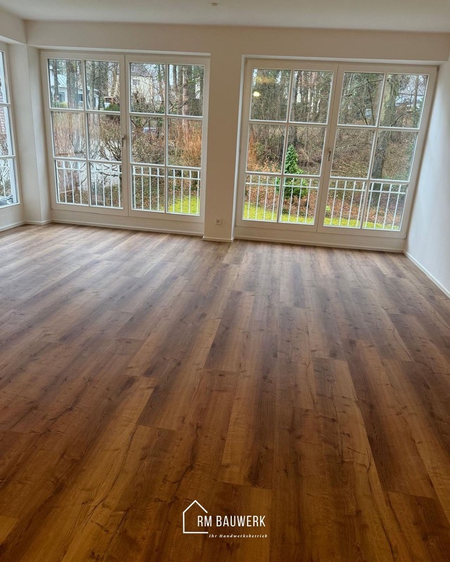 Saniertes Wohnzimmer mit neuem Holzboden