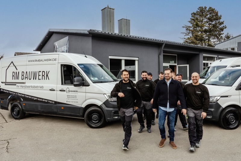Das Team von RM Bauwerk vor dem Firmengebäude in Gersthofen
